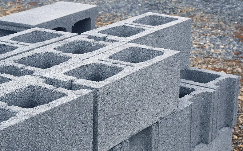 Blocos estruturais de concreto de alta resistência da Fiorotto, mostrando esquadro e regularidade dimensional