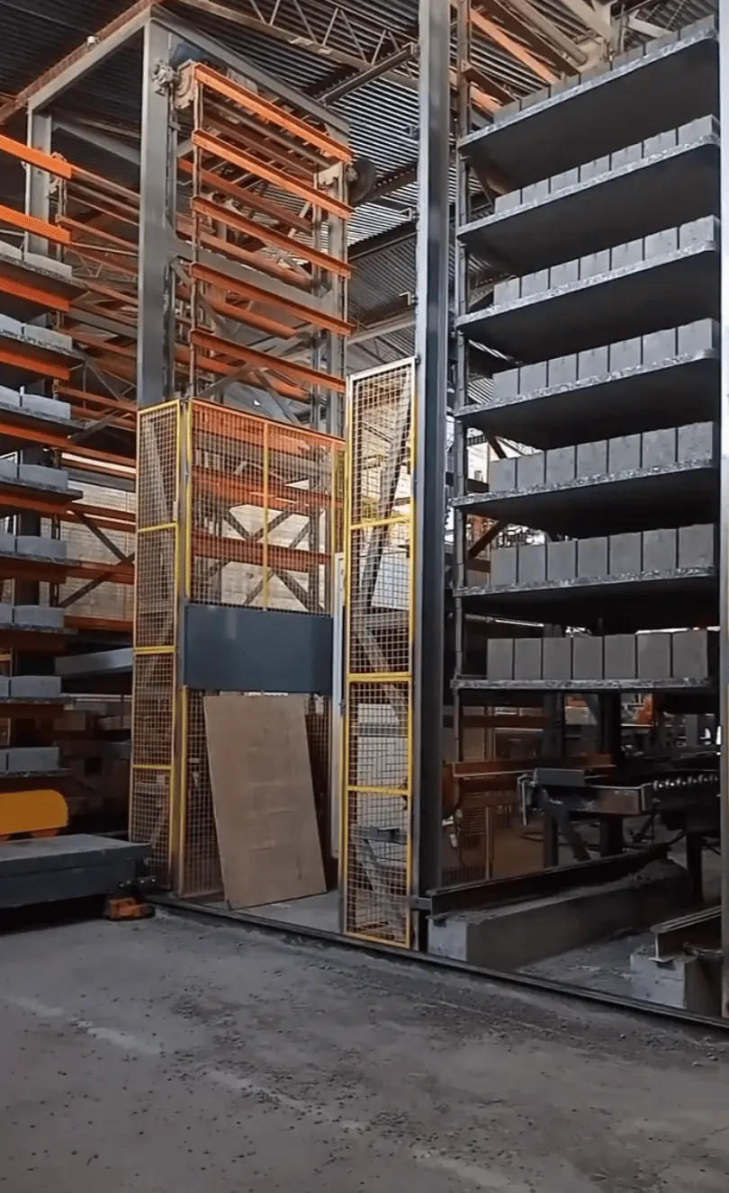 Linha de produção automatizada da Fiorotto com prateleiras de cura de blocos